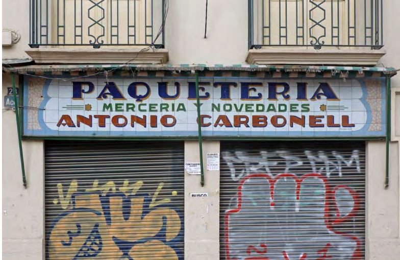 Los rótulos artesanales se resisten al olvido