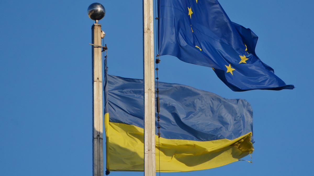 Archivo - Imagen de archivo de banderas de la Unión Europea y Ucrania