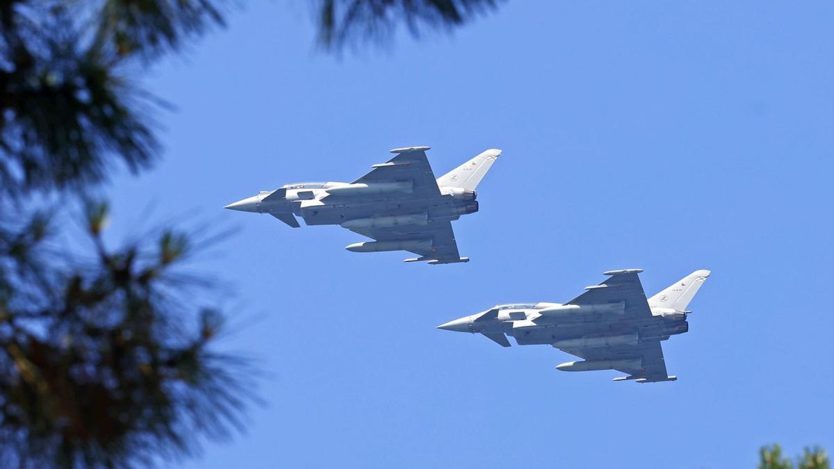Aviones del ejército sobrevolando Samil.