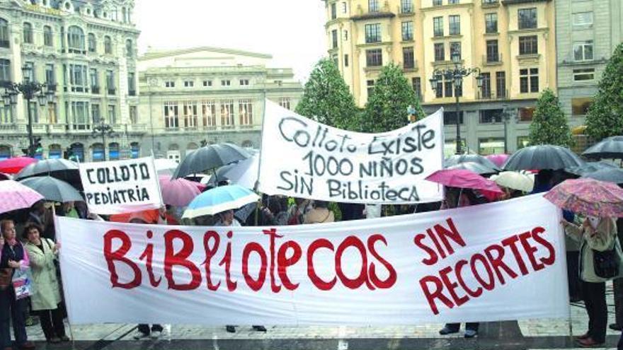 Parte de los manifestantes, con sus pancartas, en el paseo de Los Álamos.