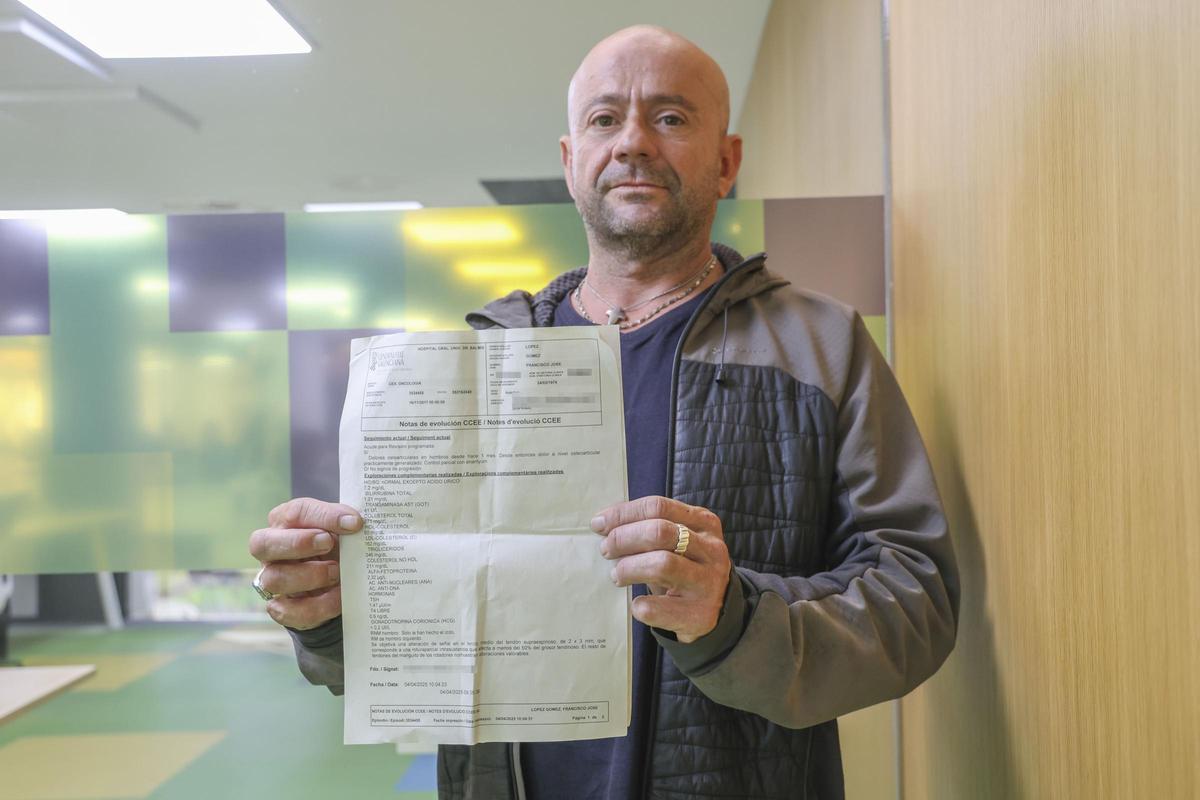 Francisco López Gómez con algunos de sus documentos médicos