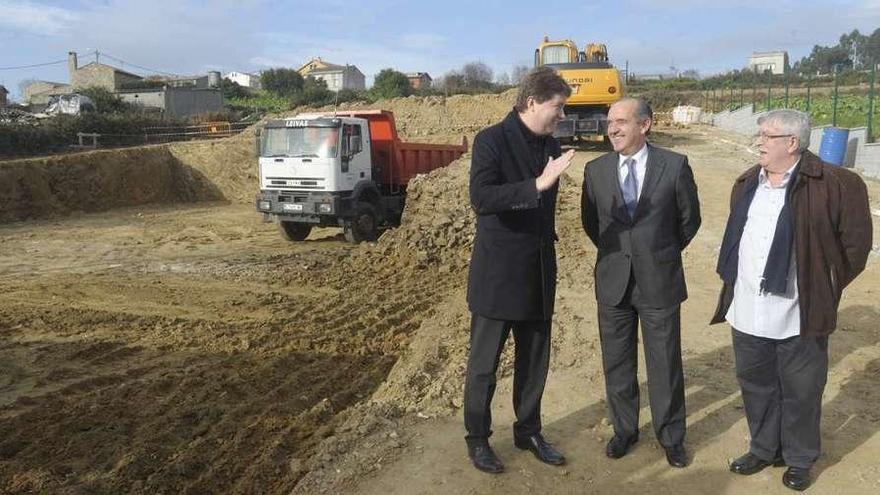 Obras, en 2013, en la parcela en la que se construyó el centro cívico de Rañobre.