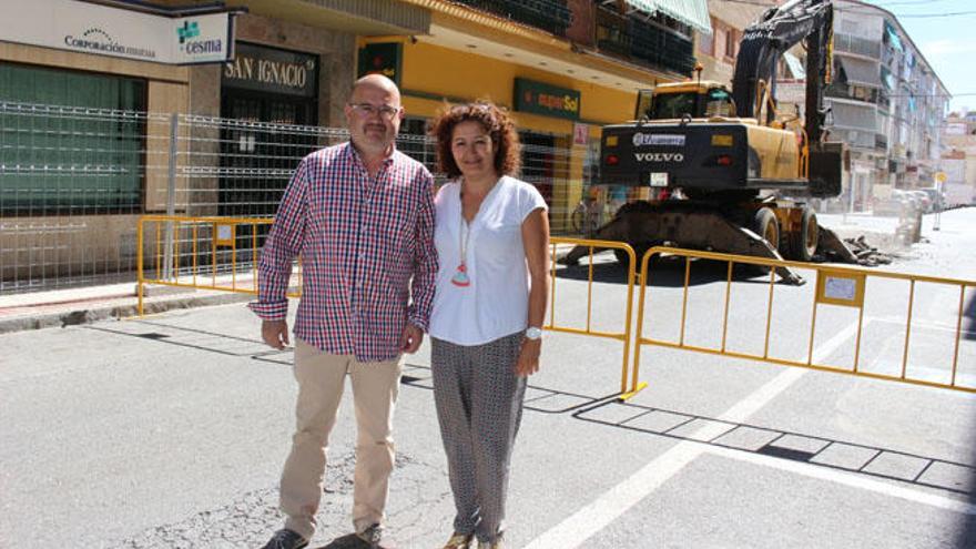 Los concejales Jesús Atencia (GIPMTM) y Cynthia García (PSOE), en la calle Princesa.
