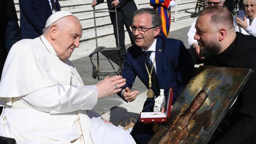 El Papa bendice en el Vaticano un cuadro de la Virgen de la Victoria