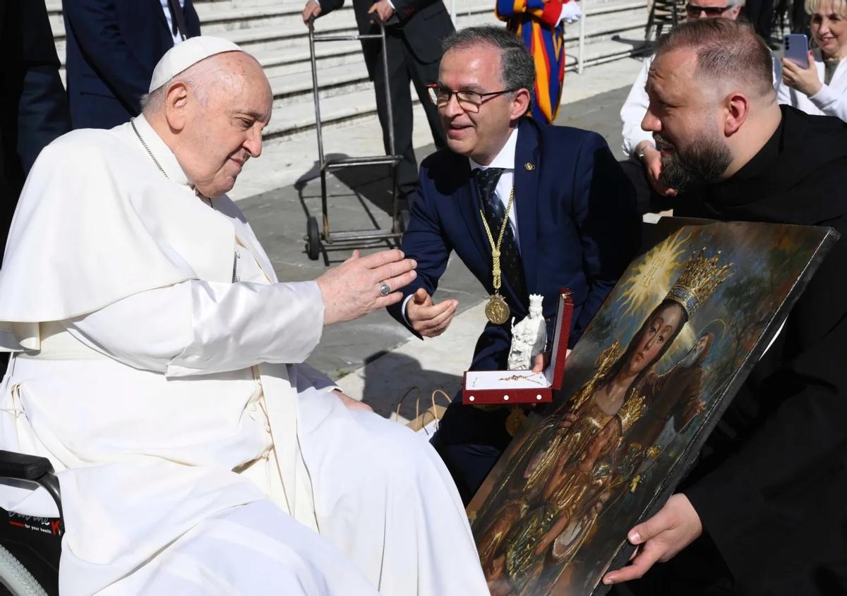 El Papa Francisco bendice el cuadro de la Virgen de la Victoria.