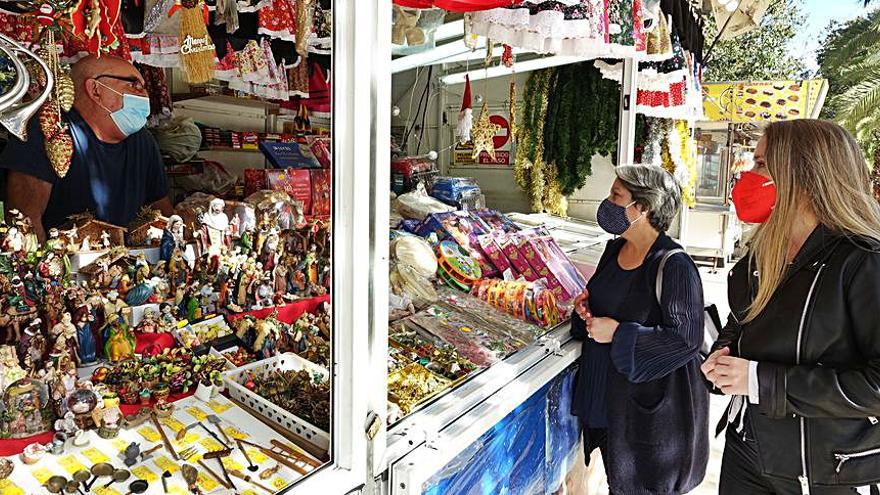 Ediles del PSOE hablando con comerciantes ambulantes