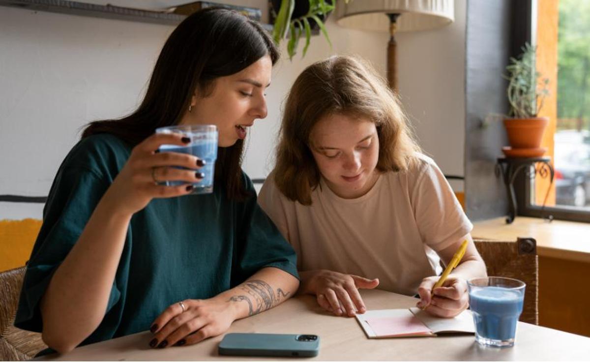 Una madre y su hija toman nota del uso del móvil