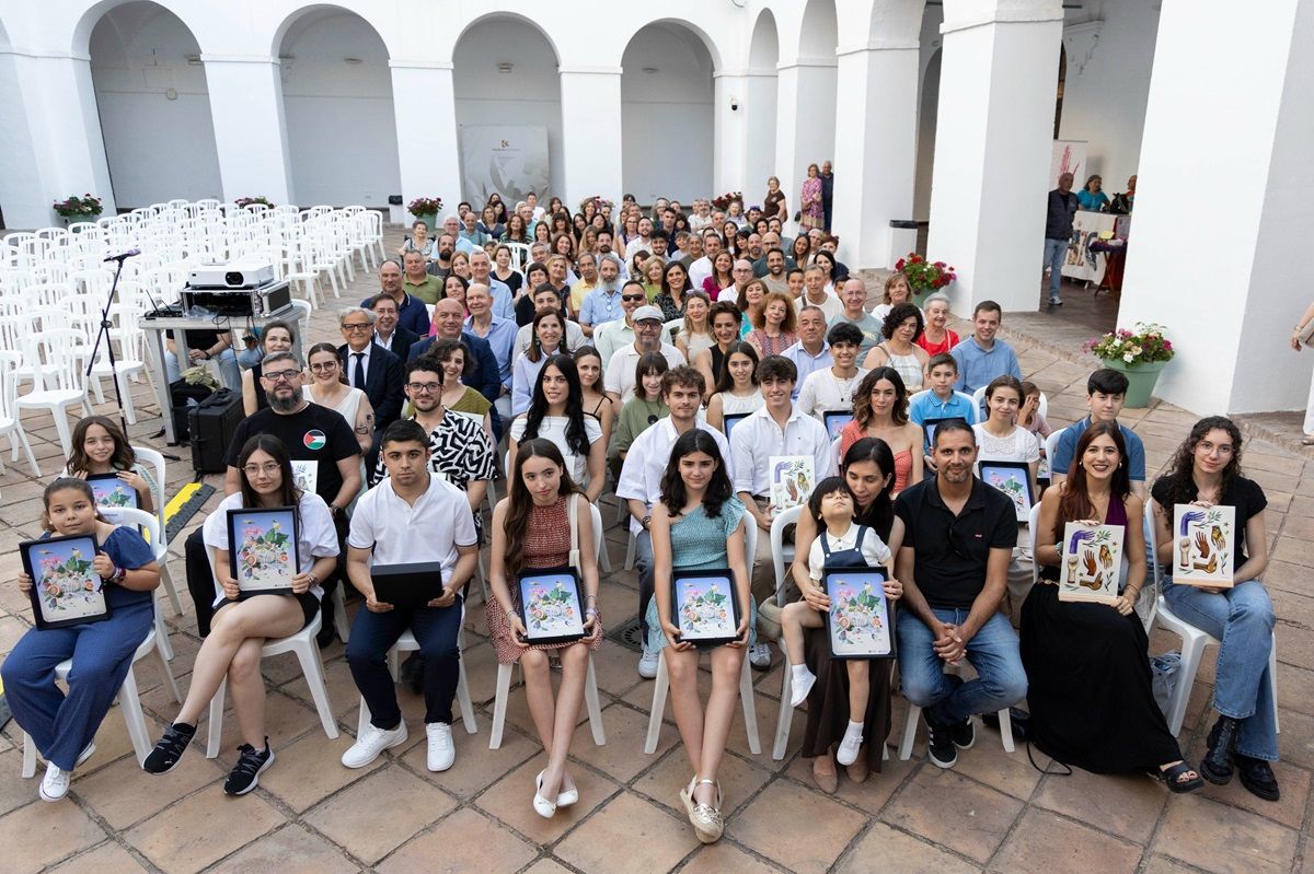 Todos los premiados lucen sus galardones tras la gala de entrega junto a los asistentes al acto en el Palacio de la Merced.