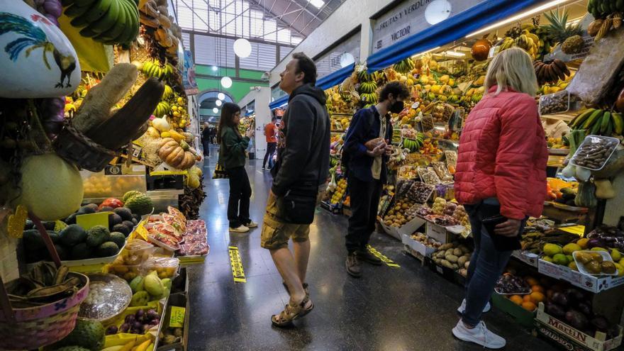 Personas comprando frutas y verduras en el Mercado de Vegueta. | |