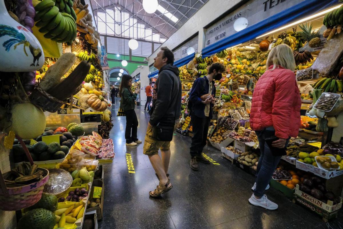 Personas comprando frutas y verduras en el Mercado de Vegueta. | | ANDRÉS CRUZ