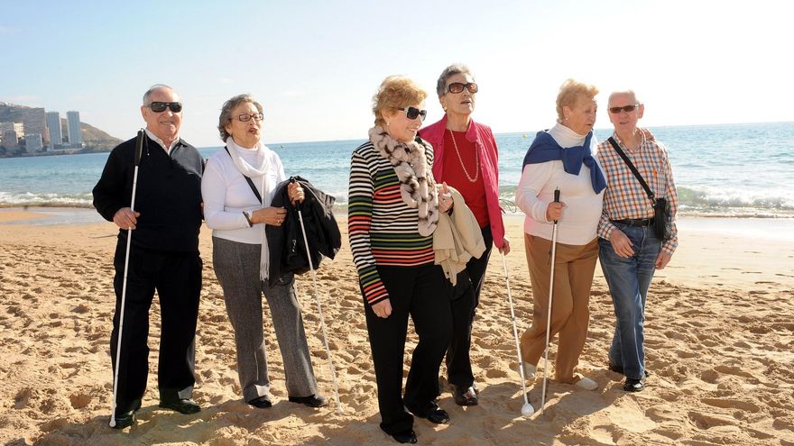La ONCE trae a Fuengirola de vacaciones a 170 mayores con ceguera que viven solos