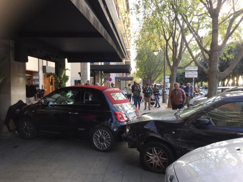 Pánico en el Paseo de Mallorca al subirse un coche a la acera