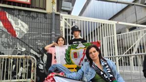 Cristina y sus hijos Aitor y Noa, en el exterior del Estadio de Vallecas