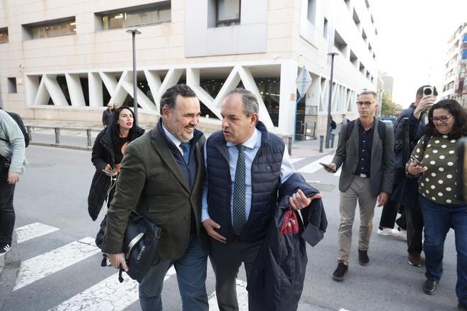 Así ha sido la salida de Carlos Baño de la comisaría de Alicante