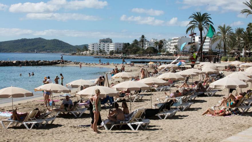 Turistas en la playa de ses Figueretes de Vila el pasado verano. | VICENT MARÍ