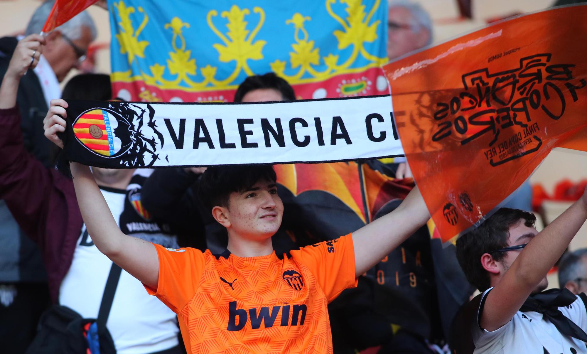 La afición valencianista llena de color el estadio de La cartuja