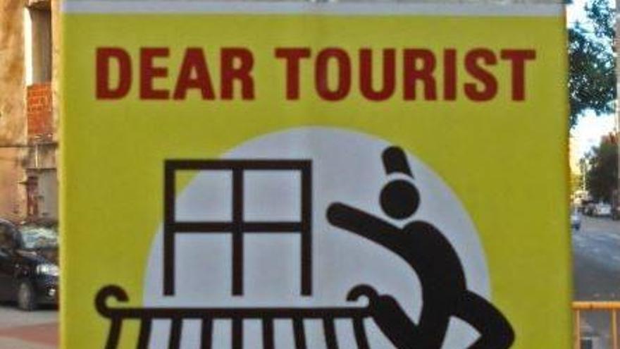 Cartells contra el turisme  que animen a fer «balconing»