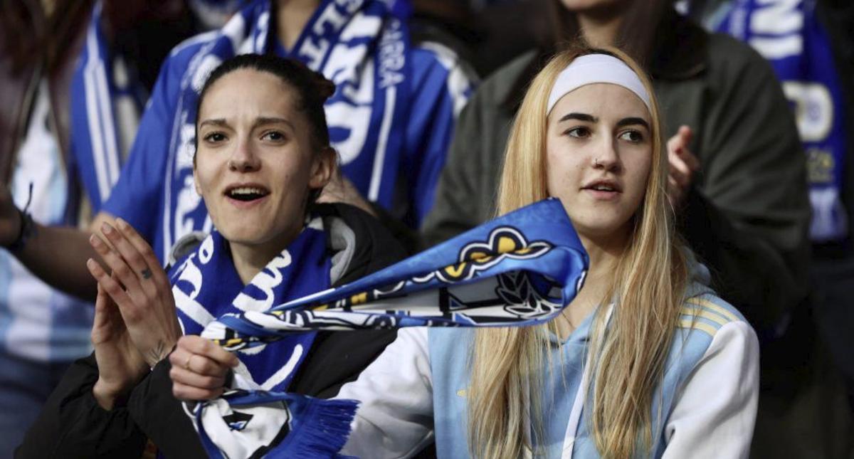 Dos aficionadas azules, en las gradas del Tartiere. | IRMA COLLÍN
