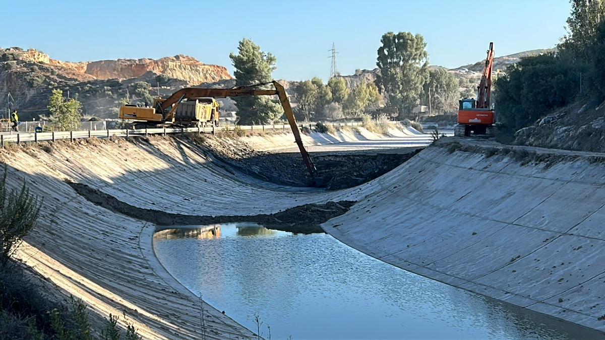 Un tramo limpio al lado de otro con acumulación de fango en el canal del Genil-Cabra.