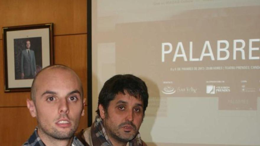 García, a la izquierda, y Fernández muestran el cartel de la obra.