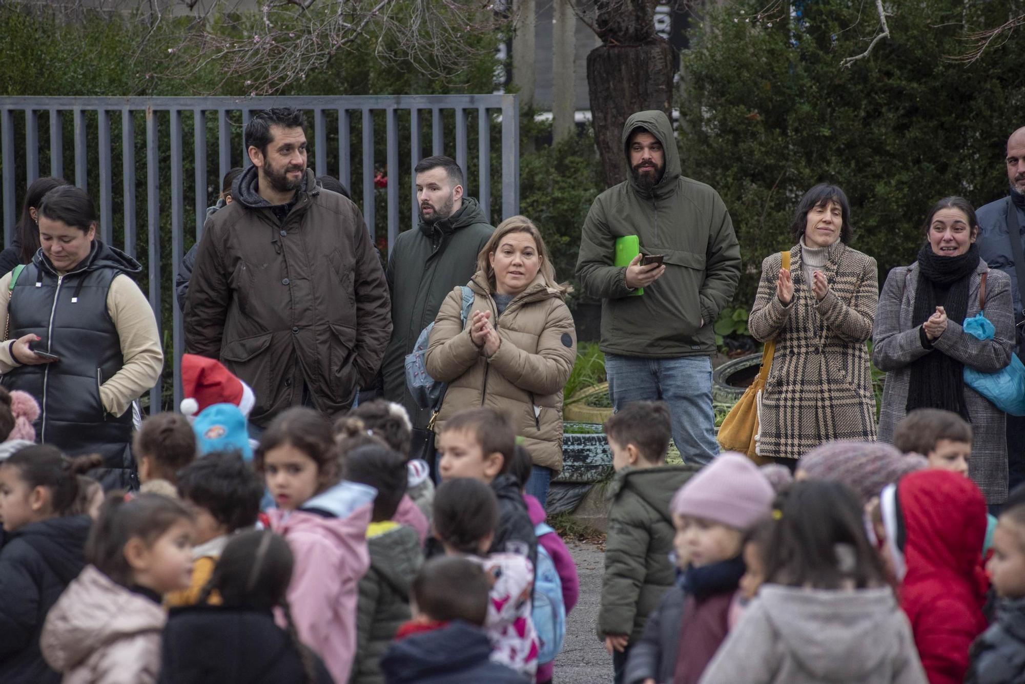 Protesta por recortes en el colegio de O Graxal