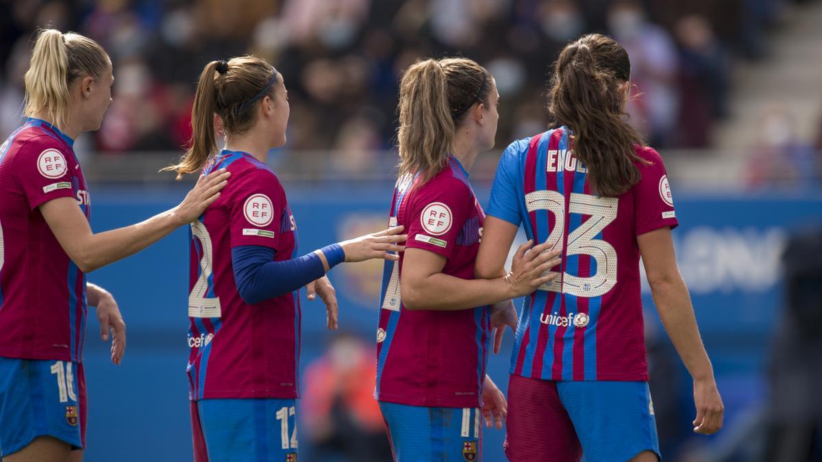 Rolfö, Patri, Alexia y Engen se colocan para rematar un saque de esquina durante el partido contra el Real Madrid en el estadio Johan Cruyff  