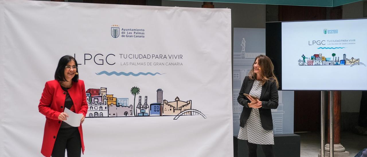La alcaldesa Carolina Darias y la diseñadora Cristina Pérez durante la presentación del logotipo.