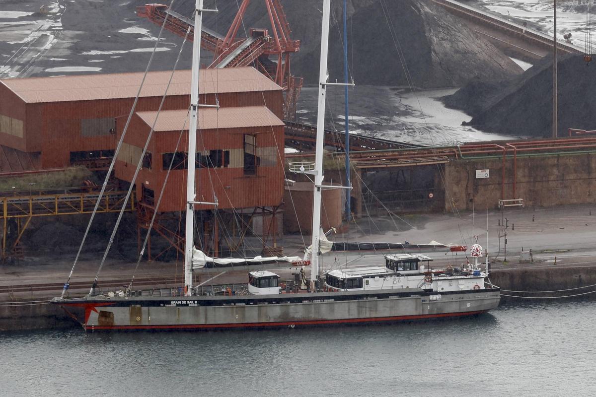 El velero, ayer, en el Muelle Olano.