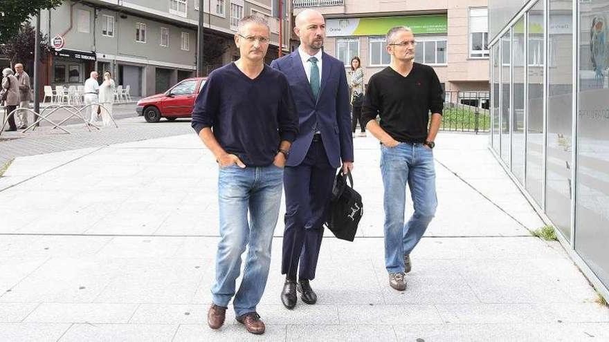Los policías gemelos Bernardo (i.) y Roy D. L. (d.), llegando ayer al juzgado con su abogado, Neil González. // Iñaki Osorio