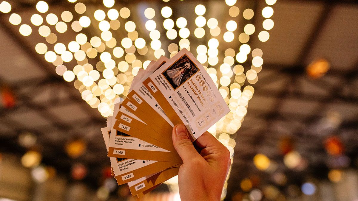 Los emblemáticos décimos del sorteo con bombo de Allande Mágico, uno de los momentos más esperados y emotivos del evento
