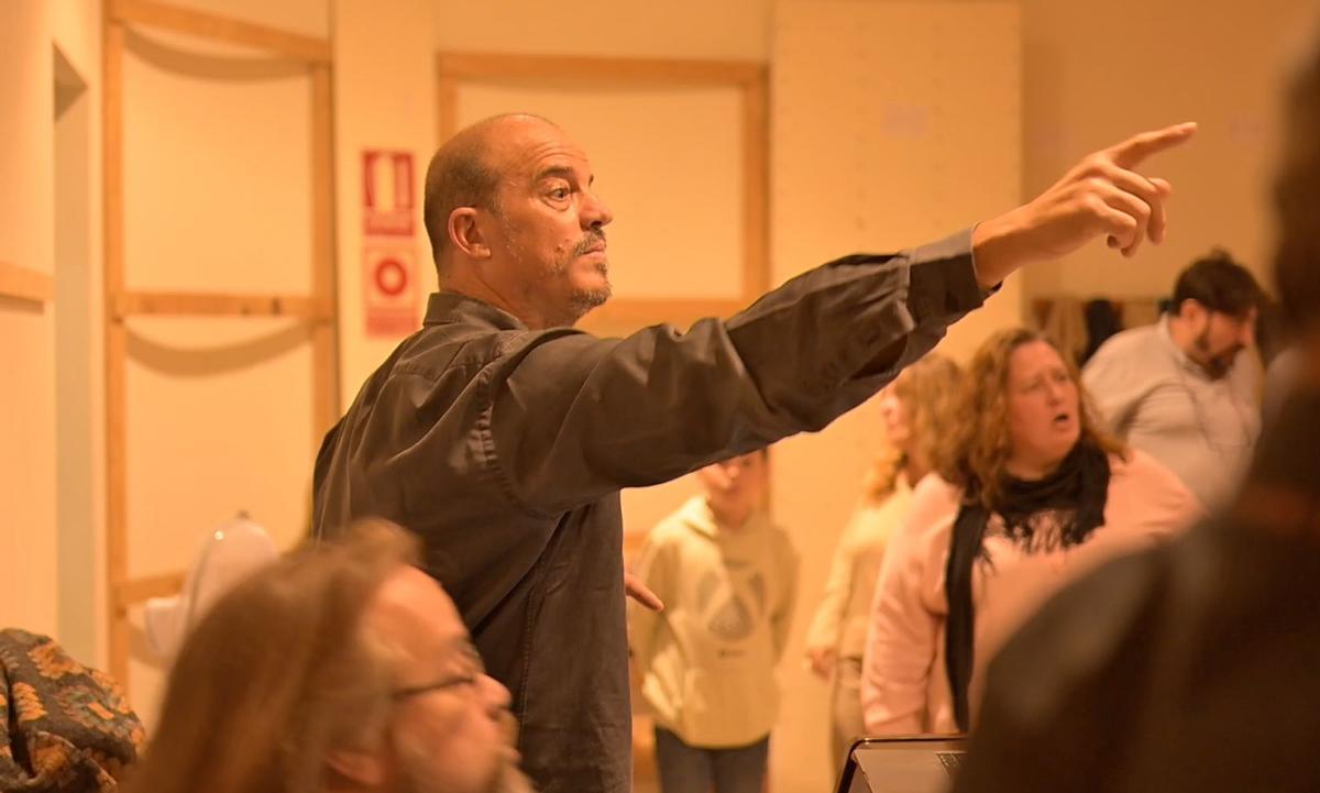 El director de escena Adán Rodríguez, en un ensayo