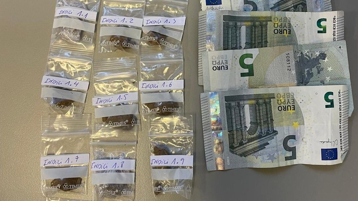 Imatge de la droga i els diners que duia la dona.