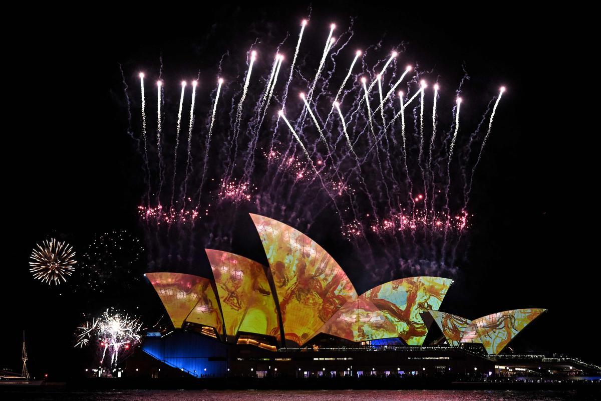 Un festival de luces tiñe de color los edificios icónicos de Sídney