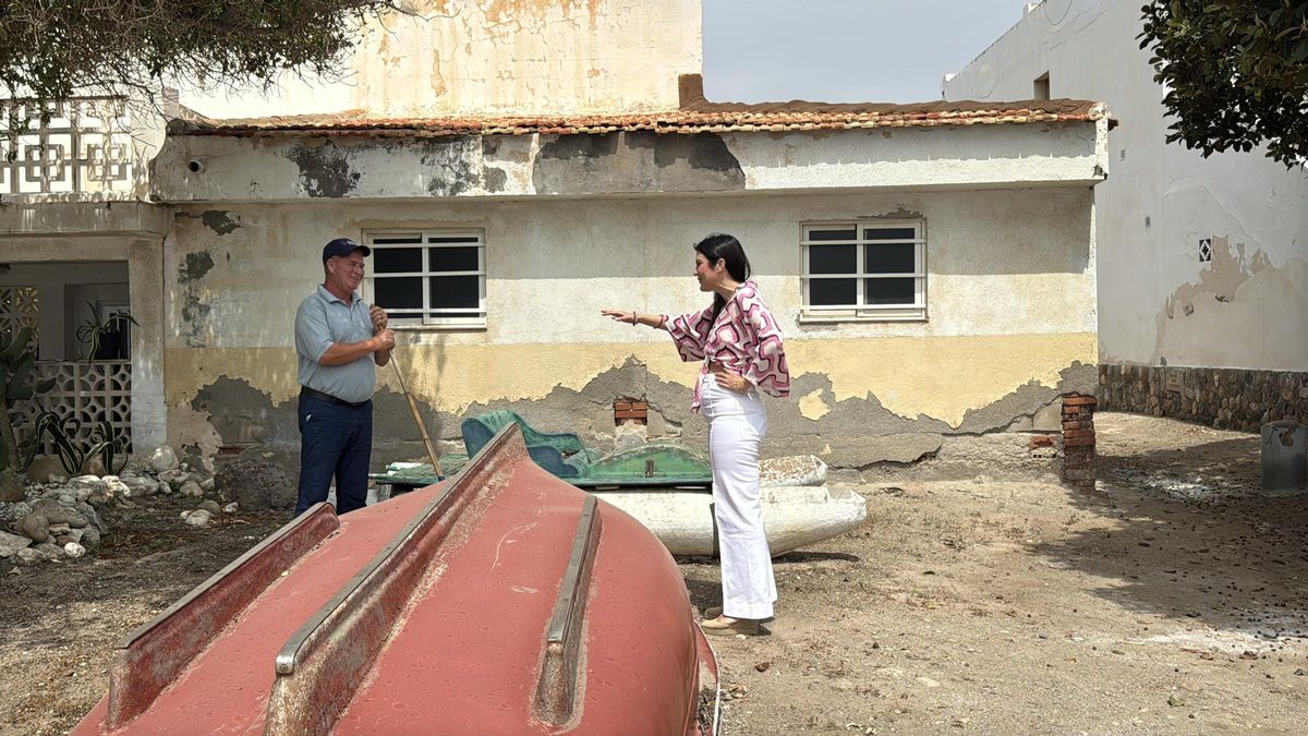 María Hernández charla con un vecino de Puntas de Calnegre.