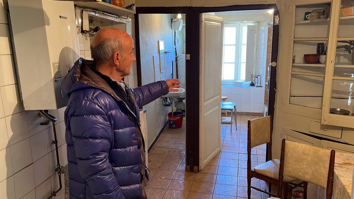 L'alcalde de Fontanals de Cerdanya, Ramon Chia, a l'interior d'un pis que es rehabilitarà com a habitatge de protecció oficial