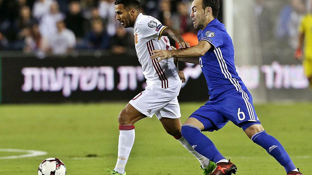 Jonathan Viera disputa el balón con el israelí Bibras Natcho, en su único partido con la selección española de fútbol. | | EFE