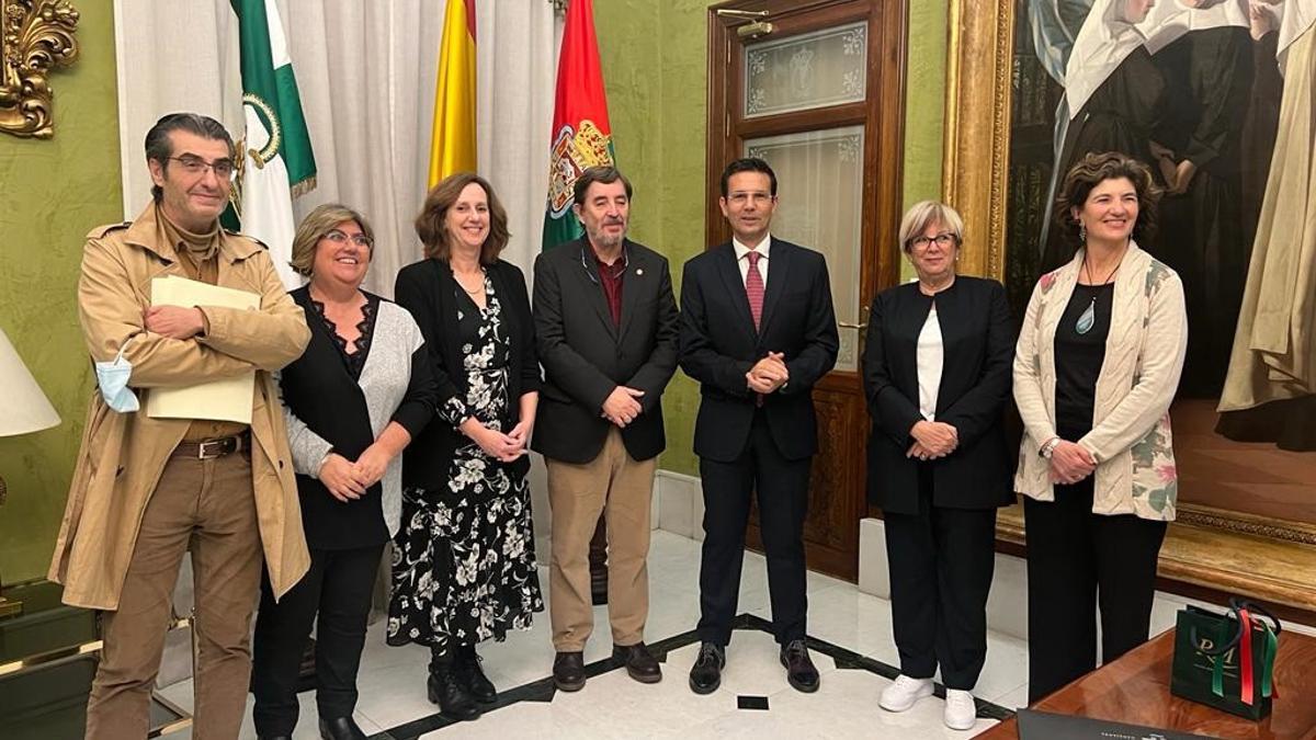 Recepción al director del Instituto Cervantes, Luis García Montero, por el alcalde de Granada, Francisco Cuenca, ambos en el centro de la imagen, en el Ayuntamiento, antes del balance de la Reunión de Directores.