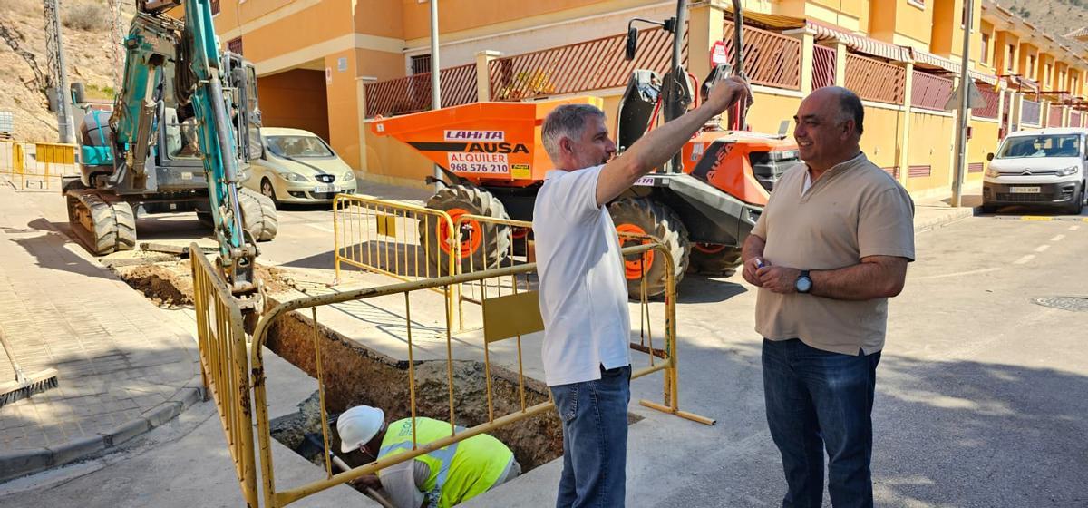 El alcalde Pepe Vegara y el edil Víctor Valverde visitan el inicio de las obras