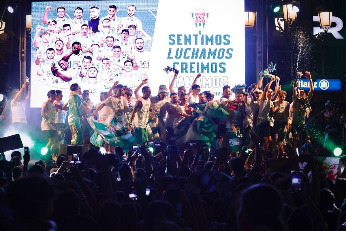 La plantilla del Córdoba CF celebra el ascenso sobre el escenario que se instaló en Las Tendillas.