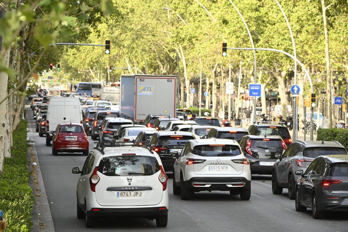 Barcelona. 31.07.2026. Barcelona. Coches abandonando la ciudad por las Gran Vía dirección Glòries durante la operación salida con motivo de las vacaciones de verano la tarde del 31 de julio. Fotografía de Jordi Cotrina