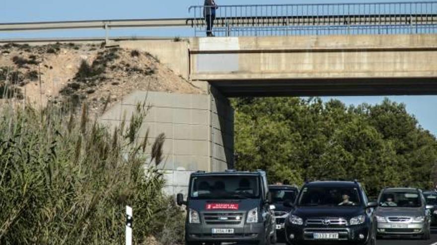 El puente sobre la carretera desde el que cayó mortalmente el hombre a mediodía de ayer.