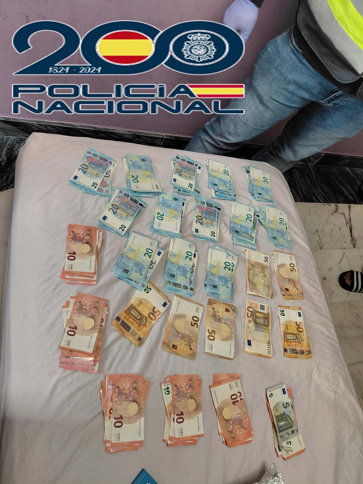 Dinero intervenido durante el registro.