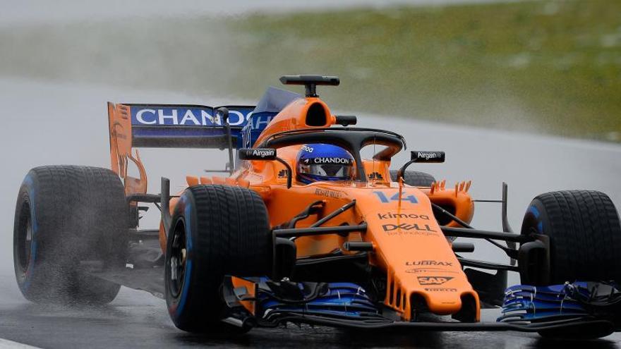 La lluvia marcó la sesión de Alonso.