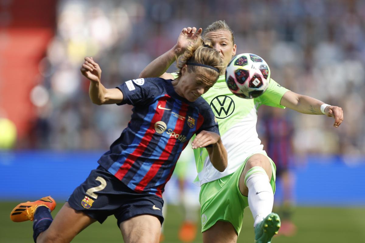 EINDHOVEN (PAÍSES BAJOS), 03/06/2023.- La defensa del FC Barcelona Irene Paredes (i) disputa el balón ante Alexandra Popp (d), delantera del Wolfsburgo, durante la final de la Liga de Campeones Femenina entre FC Barcelona y Wolfsburgo, este sábado en el Philips Stadion de Eindhoven. EFE/ Alberto Estévez