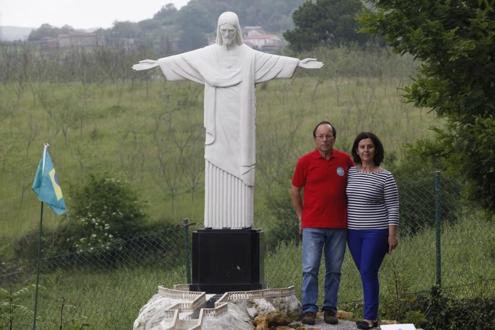 Los monumentos que Graciano Gallinar esconde en su jardín