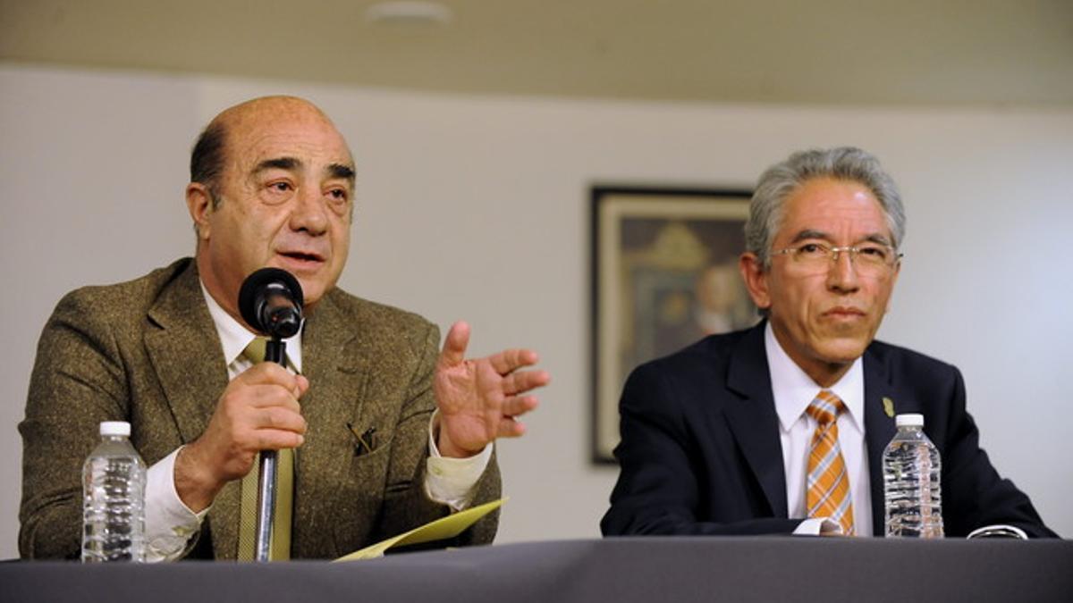 El fiscal general de México, Jesús Murillo (izquierda) y el gobernador de Michoacán, Salvador Jara, el martes en rueda de prensa.