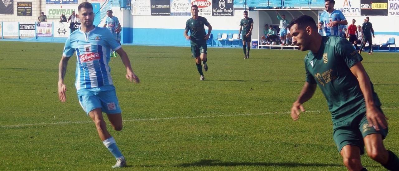 Adri Mercadal, izquierda, corre a por el balón durante el partido ante el Melilla.