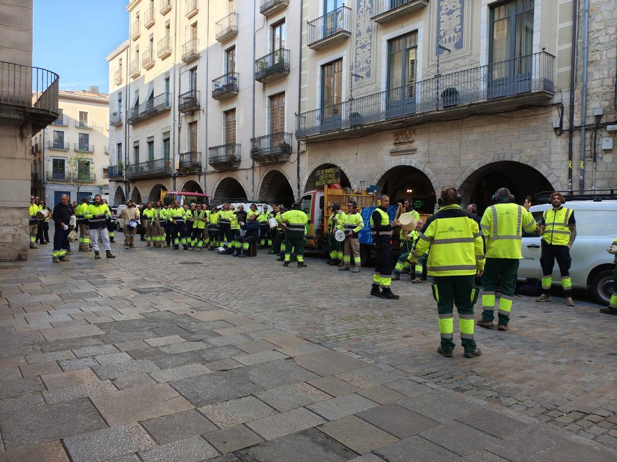La protesta de les brigades municipals a la plaça del Vi, aquest divendres.