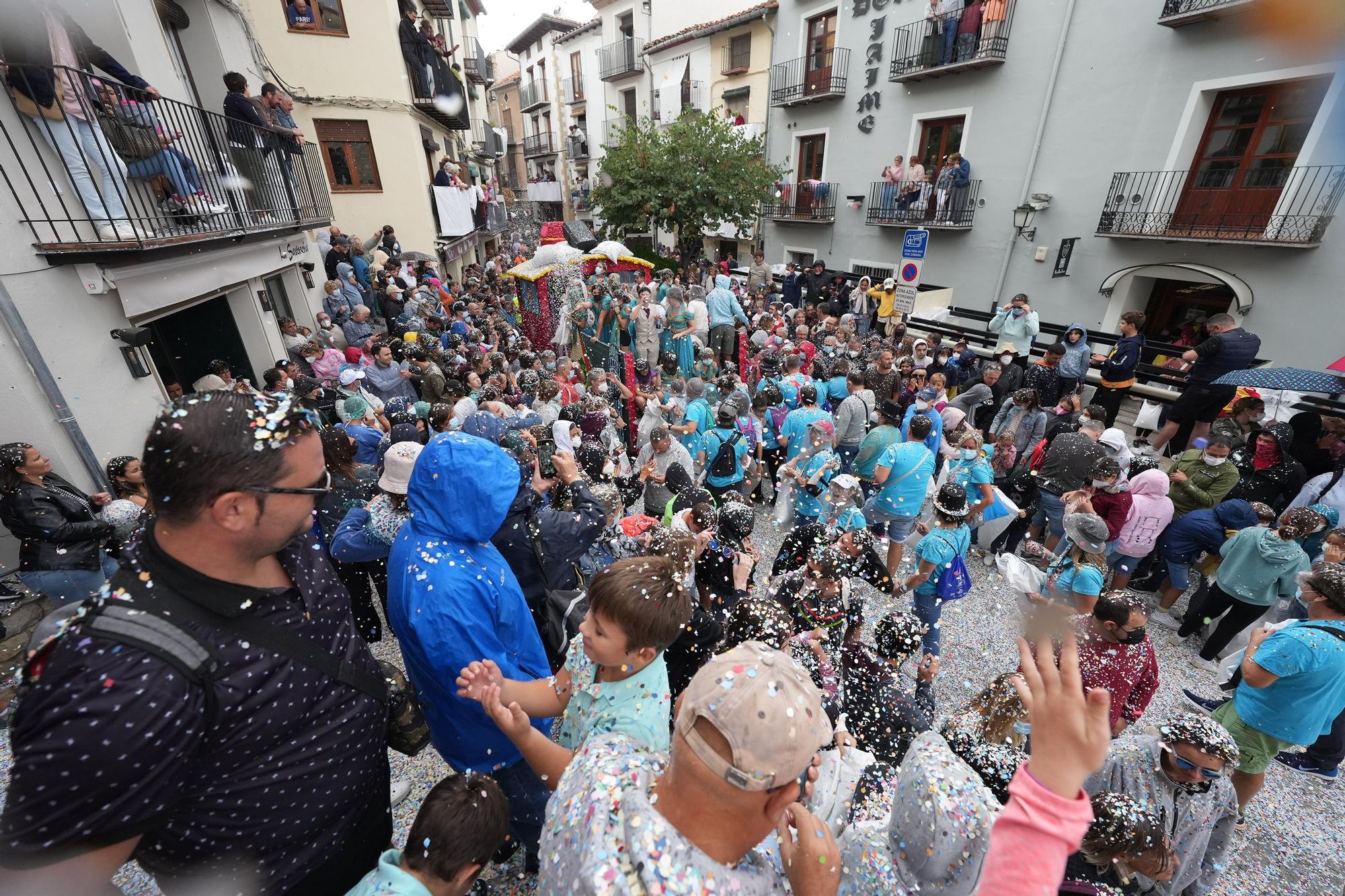 Búscate en el desfile de carrozas y disfraces de l'Anunci de Morella