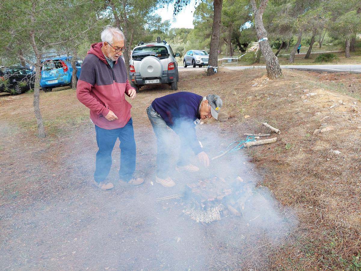 Preparando la torrà en el Parc de Sant Vicent.